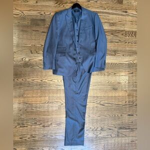 Tzarelli Italy Men's Classic Gray Suit: Jacket/Vest 44R, Pants 38R